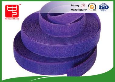 Rolo do gancho forte roxo e da fita adesiva do laço para vestuários