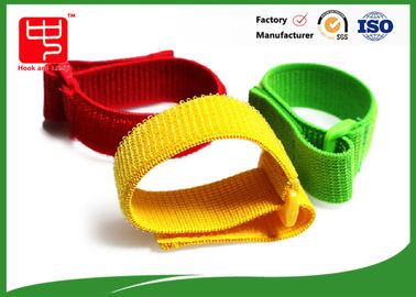 As correias elásticas de Velcro de Reuseable com curvatura, nylon ajustável prendem com correias o cabo arrumado